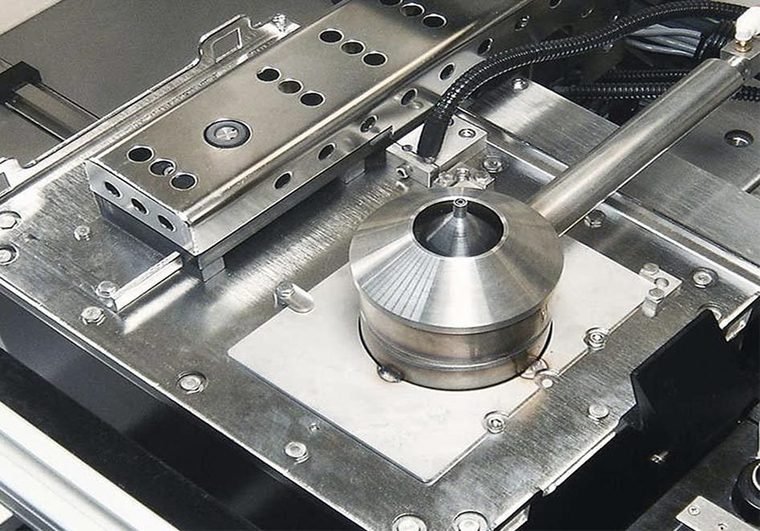 Präzisionsbearbeitung einer Metallkomponente an einer CNC-Maschine